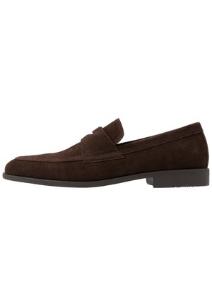 Mocassin homme en daim marron foncé avec un petit talon et une bride penny sur le dessus, présenté en profil latéral sur fond blanc.