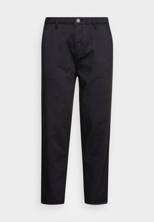 Pantalon noir à jambes droites avec passants pour ceinture, bouton frontal, fermeture éclair et poches latérales sur fond blanc uni.