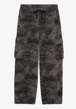 Pantalones cargo de corte holgado con patrón de camuflaje abstracto en negro y gris, cinturilla elástica con cordón negro y bolsillos laterales con solapa.