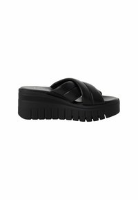 Sandalias de plataforma negras con amplias correas cruzadas, parte superior de cuero sintético texturizado y suela acanalada gruesa para mayor altura y soporte.