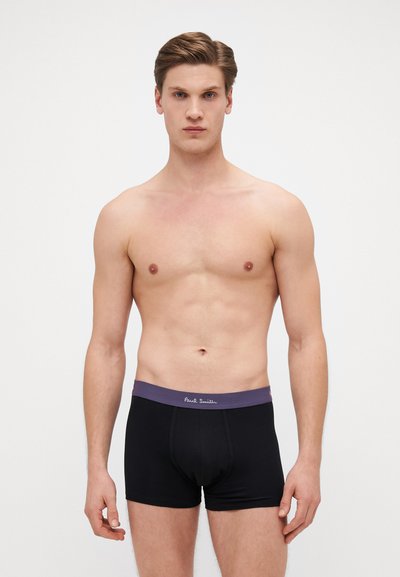 Čierne boxerky s fialovým elastickým pásom s logom "Paul Smith". Hladká tkanina a priliehavý strih.