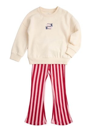 Cremefarvet sweatshirt med lange ærmer med lille grafik og røde og pink vertikalt stribede flare bukser til børn.