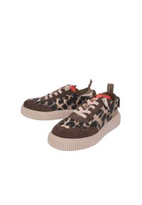 Sneakers con stampa leopardata, realizzati in una combinazione di suede e tessuto, con suola beige a costine e lacci beige con un accento rosso vicino al tallone.