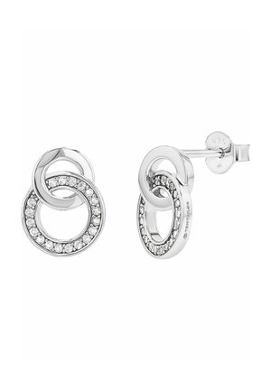 Pendientes de plata con dos eslabones circulares entrelazados, uno pulido y otro con pequeños cristales incrustados, cierre de poste y mariposa.