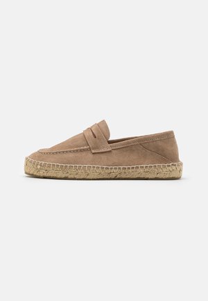 Scarpe slip-on in suede color ocra con punta tonda, dotate di suola in juta intrecciata e una fascia decorativa cucita sulla parte superiore.
