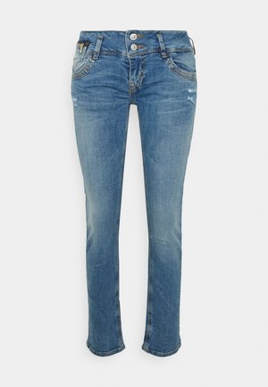 Jeans de denim azul claro com corte reto, apresentando uma cintura com dois botões, bolsos frontais e ligeiras desgastes na parte superior da coxa.