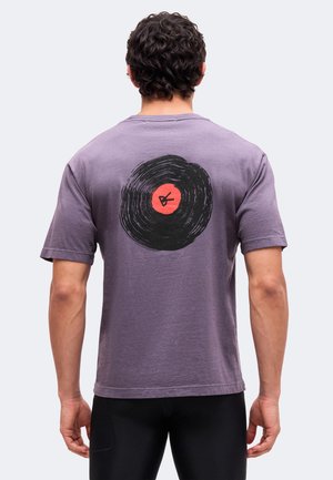 District Vision, CALIFORNIA TEE UNISEX - Тениска с щампа - vintage plum