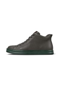 Wysokie, ciemnoszare sneakersy z gładkiej skóry, z zieloną gumową podeszwą i kontrastującymi sznurówkami, ustawione pod kątem, aby podkreślić ich design.