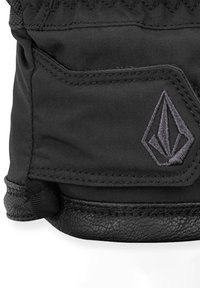 Sort handske med struktureret stof og læderhåndflade. Viser et gråt broderet logo i en diamantform. Sømmen er synlig.