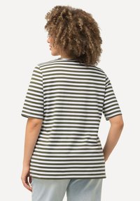 Ulla Popken STRIPED WILDLIFE GRAPHIC - Camiseta estampada - forest green