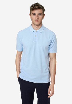 Polo bleu clair en tissu coton doux, avec un col, une patte de boutonnage à deux boutons, des manches courtes et un accent logo discret à l'ourlet.