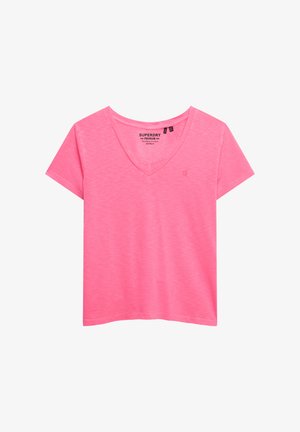 Roze T-shirt met korte mouwen en V-hals, gemaakt van zachte, lichte stof met een subtiele gemêleerde textuur en een klein logo op de borst.
