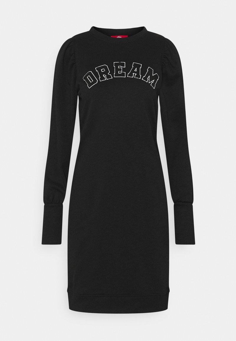 Vestido negro de manga larga con escote redondo, mangas abullonadas y bordado en blanco que dice "DREAM" en el frente. Tejido suave y cómodo.