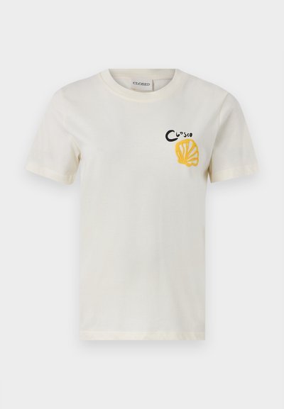 Cremefarvet bomulds t-shirt med korte ærmer, rund halsudskæring, med sort "Closed" tekst og gul musling broderi på venstre bryst.