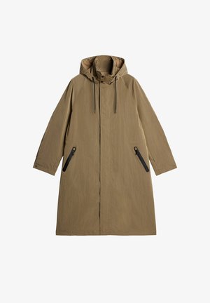 Impermeabile khaki oversize con cappuccio, dotato di zip frontale, due tasche laterali con hardware nero e un tessuto liscio e testurizzato.