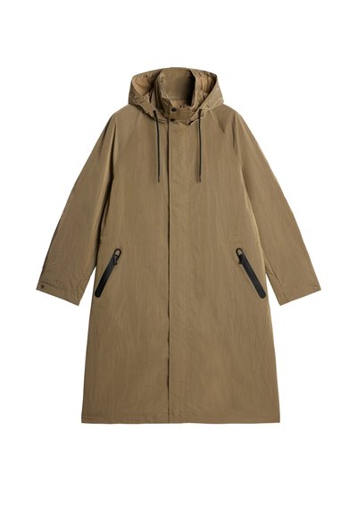 Beige oversized regnrock med huva, som har en framzip, två sidofickor med svart hårdvara och ett mjukt, texturerat tyg.
