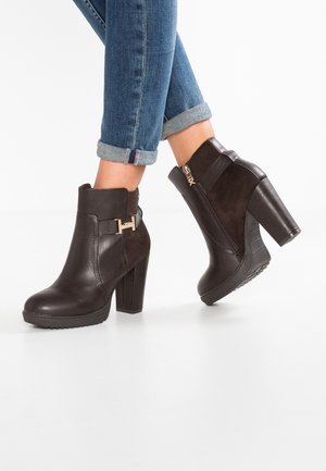 Bottines à talons hauts - brown