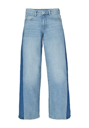Weit geschnittene, hellblaue Jeans mit dunkelblauen Denim-Seitenstreifen, Knopf- und Reißverschluss, Gürtelschlaufen und Vordertaschen, auf schlichtem Hintergrund präsentiert.