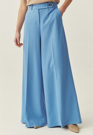 Bukser med vide ben i lyseblåt stof, der har høj talje, plisseringer og en knapdetalje, suppleret med en glat tekstur og skræddersyet pasform.