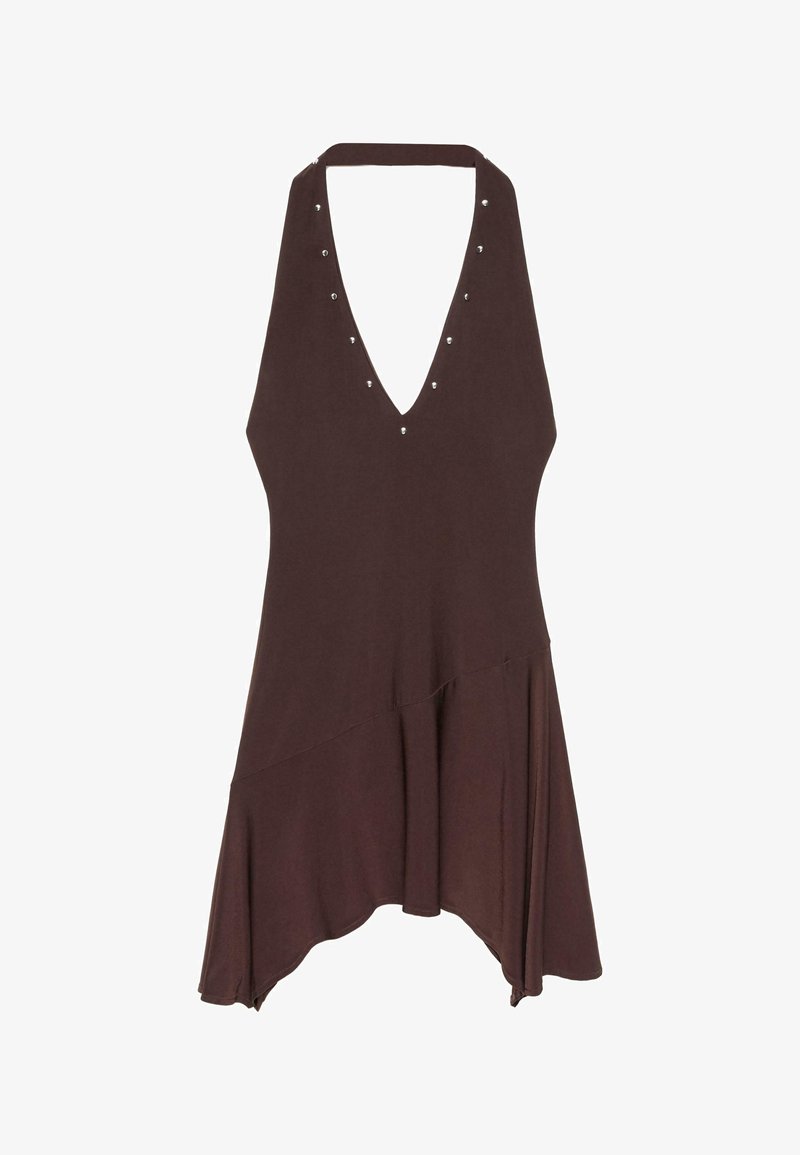 Robe marron foncé sans manches avec col licou en V plongeant et clous argentés, dotée d'un ourlet asymétrique évasé.