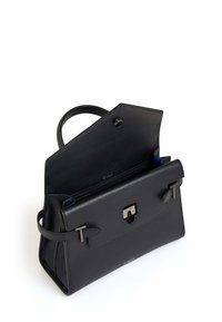 Borsa a mano in pelle nera con forma strutturata, manico superiore e finiture in argento. Presenta un'apertura superiore e una tasca interna con zip per lo stoccaggio.