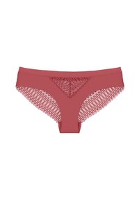 Rode bikini slipjes met een gladde stof aan de voorkant en ingewikkelde kantafwerking aan de zijkanten, met een textuurpatroon in het midden.
