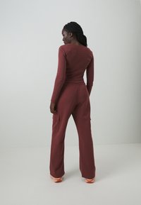 Champion EMOTIONAL DANCE WIDE LEG CARGO PANTS - Treniņtērpa apakšdaļas - dark brown
