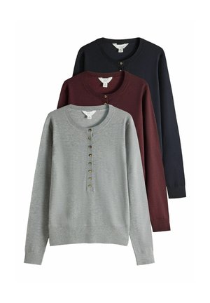 Drei langärmelige Strickpullover in Grau, Dunkelrot und Schwarz, jeweils mit Rundhalsausschnitt und geknöpfter Blende vorne.