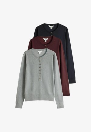 Drei langärmelige Strickpullover in Grau, Dunkelrot und Schwarz, jeweils mit Rundhalsausschnitt und geknöpfter Blende vorne.