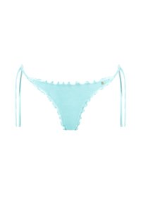 Slip bikini bottom in un delicato blu con un bordo scallopato, lacci laterali regolabili e una texture morbida. Presenta un piccolo dettaglio con logo dorato.