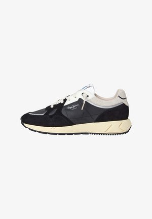 Zapatilla de ante en blanco y negro con suela cremosa, diseño con cordones y logo "Pepe Jeans London" en el lateral.