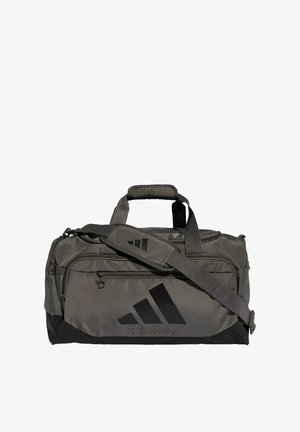 Grå duffelväska med texturerad yta, svart adidas-logotyp, dubbla handtag och en avtagbar axelrem. Har flera fickor med dragkedja.