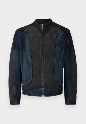 Giacca di denim di colore blu scuro con pannelli laterali blu chiaro, chiusura con zip, colletto rialzato e due tasche laterali.