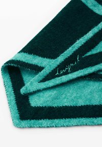 Kortsitud tealline ja tume roheline villane sall geomeetrilise mustriga ning väikese tikkimisega allkirja kaunis nurgas.