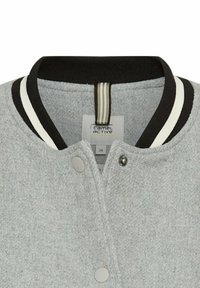 Graue Wollmischungjacke mit einem schwarz-weißen gestreiften Rippkragen. Verfügt über Druckknöpfe und ein Etikett mit dem Markennamen 'camel active'.