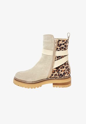 Beige suède enkellaars met luipaardprintaccent, zijrits en tan rubberen zool. Bevat twee horizontale banden over de schacht.