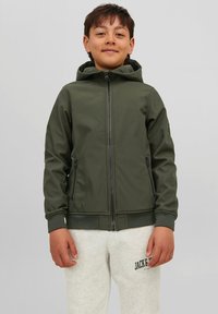 Oliven grøn hættejakke, med lynlås foran, sidelommer, ribbede manchetter og kant, glat tekstur, båret med lysegrå sweatpants.