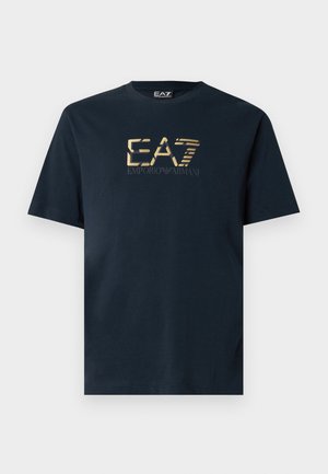 Μπλε σκούρο βαμβακερό t-shirt με χρυσλό λογότυπο EA7 σε υφασμένο σχέδιο στο στήθος. Κοντά μανίκια και στρογγυλή λαιμουδιά.