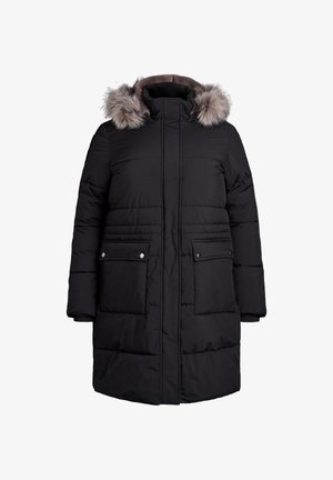 Sort pufferjakke med hætte beklædt med kunstpels, quiltet tekstur, to frontlommer med trykknaplukninger og lige snit.