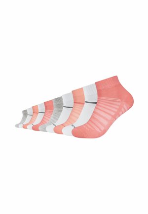 Nove paia di calzini bassi in colori alternati: rosa, bianco e grigio, disposti in diagonale su uno sfondo bianco.