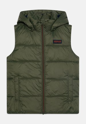 Chaleco acolchado verde con capucha, que cuenta con un cierre frontal, diseño acolchado, dos bolsillos laterales y una etiqueta que dice "URBAN STREET ZONE."