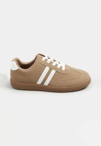 Sneaker in tela color beige con strisce bianche, punta arrotondata, suola piatta in gomma e chiusura con lacci. Tessuto liscio con dettagli di cucitura.