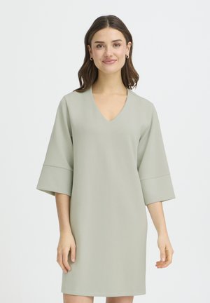Lysegrøn kjole med V-hals, vide korte ærmer og en afslappet pasform. Fremstillet af blødt stof med en glat tekstur og uden mønstre.
