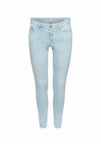 Jean bleu clair slim avec poches avant, passants pour ceinture et fermeture par bouton, présenté sur fond blanc.