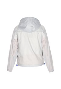 Giacca leggera, lucida, di colore grigio chiaro con cappuccio. Presenta polsini elasticizzati e cordino all'orlo, riflettendo un design minimalista.