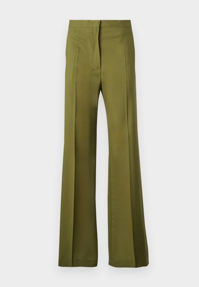 Pantaloni a gamba larga in tessuto verde oliva con una trama liscia, dotati di vita a media altezza e pieghe frontali ben definite.
