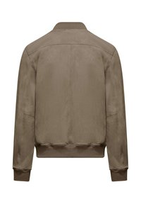 Giacca bomber in suede marrone con colletto e polsini a coste, caratterizzata da un design semplice e pulito senza decorazioni visibili.