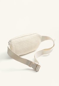 Marsupio bianco realizzato in materiale tessuto, con superficie testurizzata, chiusura con zip e tracolla regolabile con fibbia in plastica.