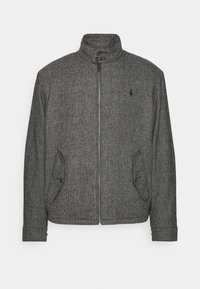 Grå jacka med fiskbensmönster, hög krage, dragkedjestängning och dubbla fack med knäppning. Mjuk, strukturerad tyg.