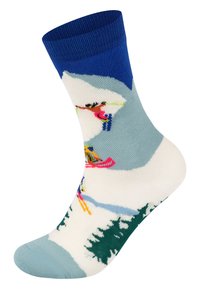 Chaussette multicolore avec un revers bleu, représentant des figures de ski sur un paysage enneigé et des arbres verts. Fabriquée en matériau doux et extensible.